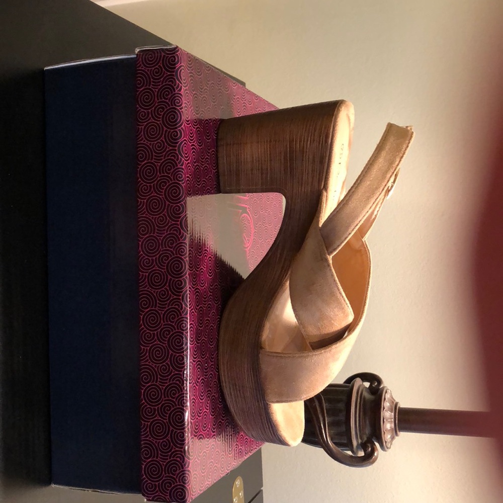 Tan platform sandals - Picture 4 of 4